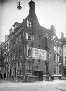 42097 Gezicht op de voor- en zijgevel, in de Lange Smeestraat (rechts), van het huis Oudegracht 279 te Utrecht. Met op ...